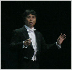 Miyamoto at E3 2006, conducting with the motion tracking Wii controller
